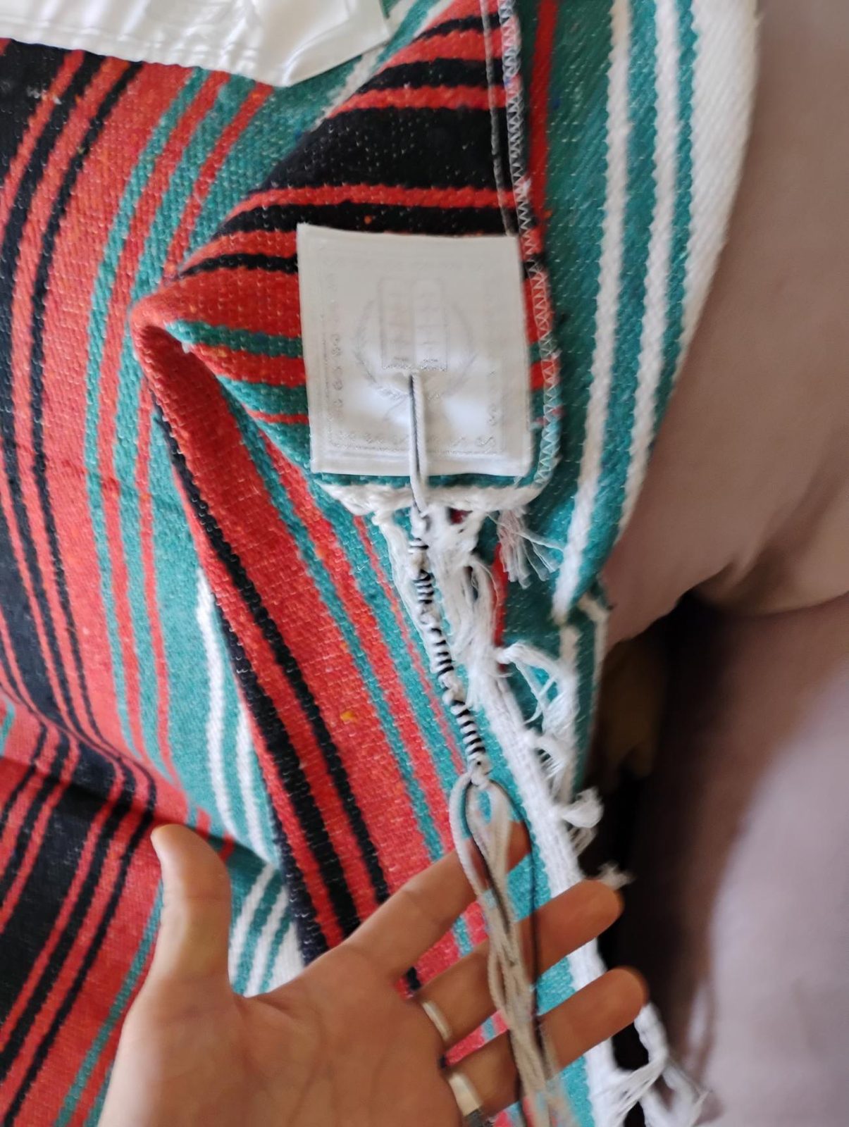 Tzitzit anudados y enrollados, aparte del fleco blanco del sarape.
